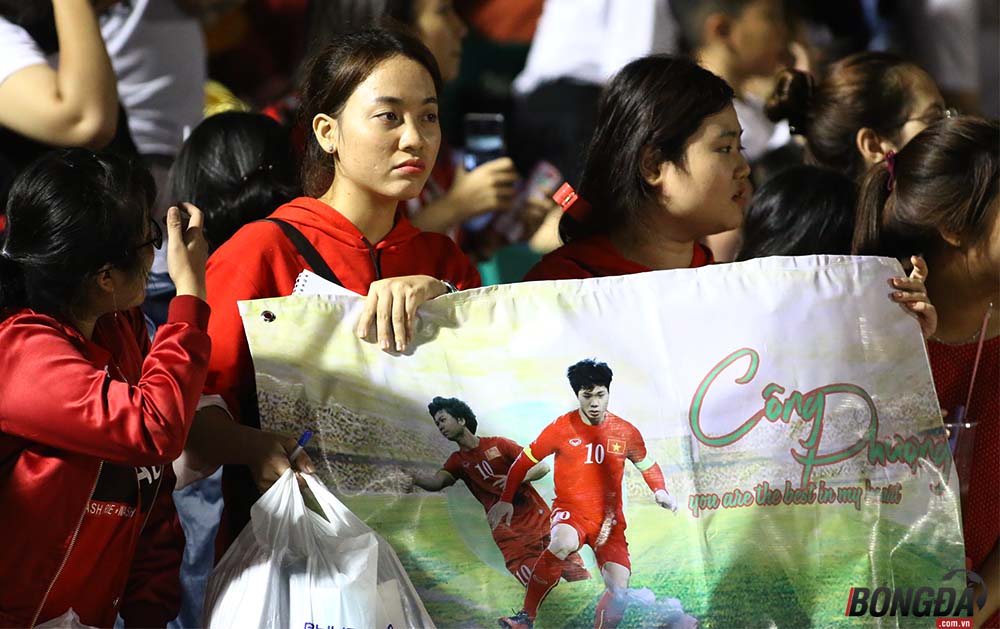 Ảnh bài viết HAGL thua tan nát, fan vẫn mê tít Công Phượng