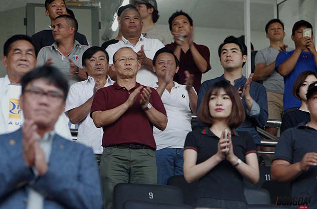 HLV Park Hang-seo có mặt trên khán đài sân Thống Nhất theo dõi Sài Gòn FC và HAGL vòng 5 V-League. Ảnh: Trần Trân.