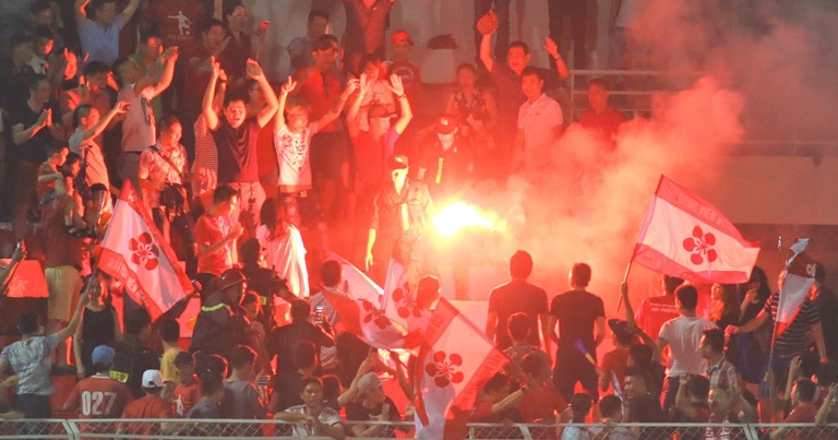 Ảnh bài viết Hải Phòng thắng dưới sân, CĐV náo loạn trên khán đài