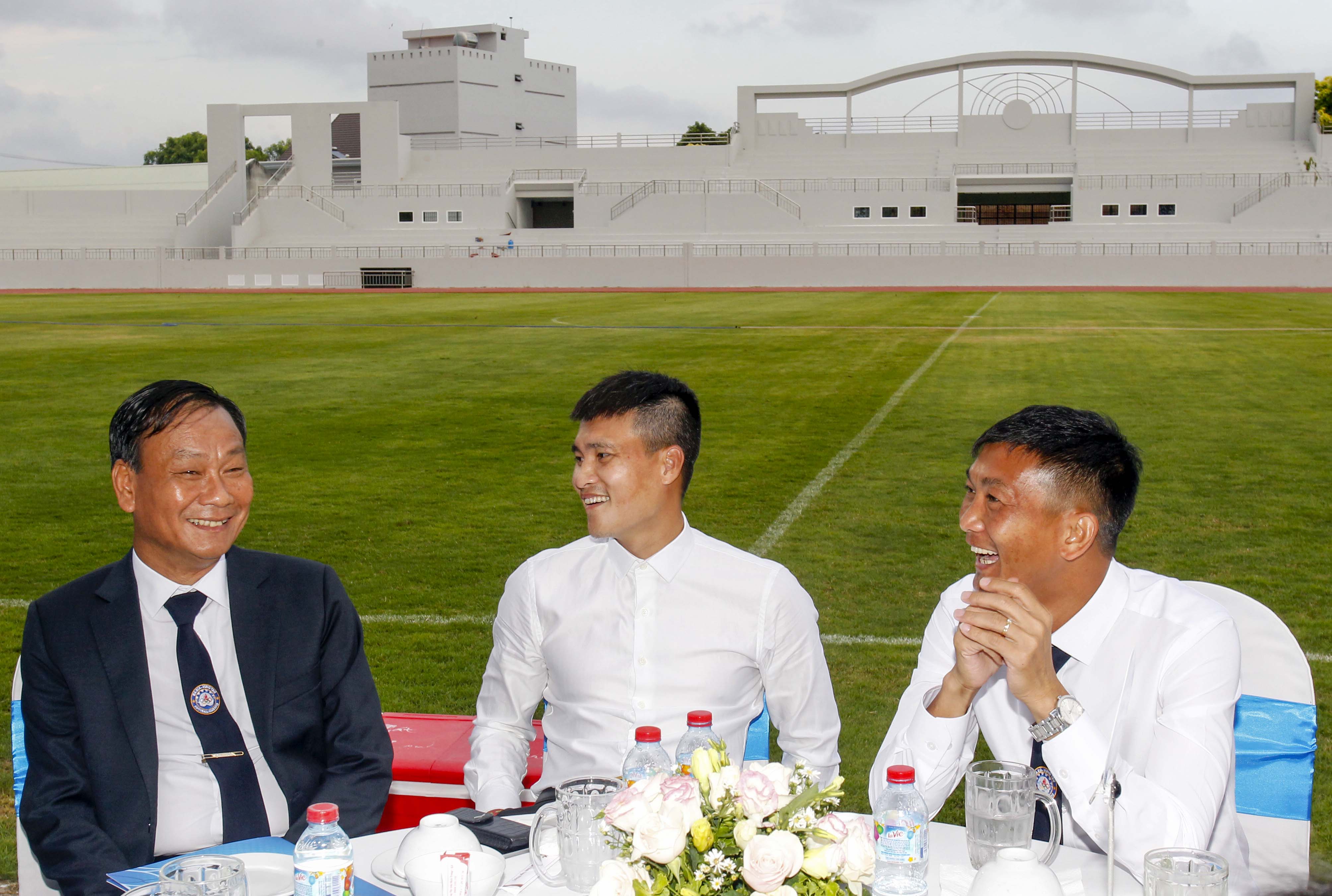 Trưởng đoàn CLB Bóng đá Bà Rịa - Vũng Tàu Nguyễn Đình Thịnh, Công Vinh và HLV Nguyễn Hồng Tiến tại buổi lễ xuất quân. Ảnh: Trần Trân.