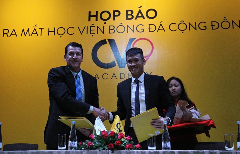 Công Vinh xem học viện bóng đá CV9 như đứa con tinh thầng. Ảnh: Đình viên.