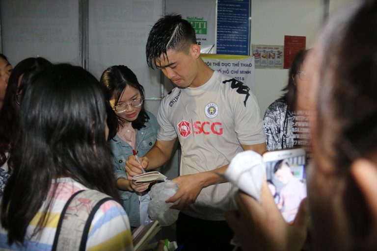 Ảnh bài viết Fan nữ Sài thành quây kín Duy Mạnh, Văn Hậu trên sân Thống Nhất