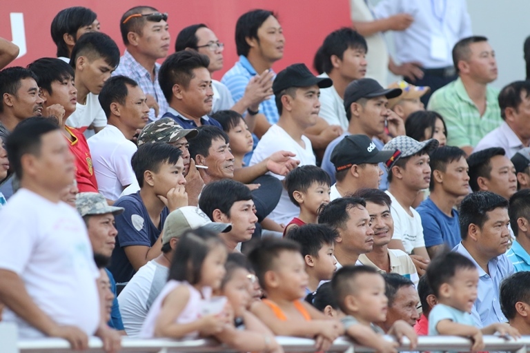 Rất đông CĐV Bà Rịa Vũng Tàu có mặt trên sân vận động để theo dõi, tiếp lửa đội bóng.