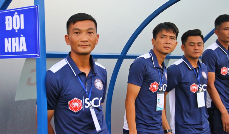 HLV Nguyễn Hồng Tiến cùng các học trò tỏ ra khá quyết tâm khi tiếp đón Long An trên sân nhà.