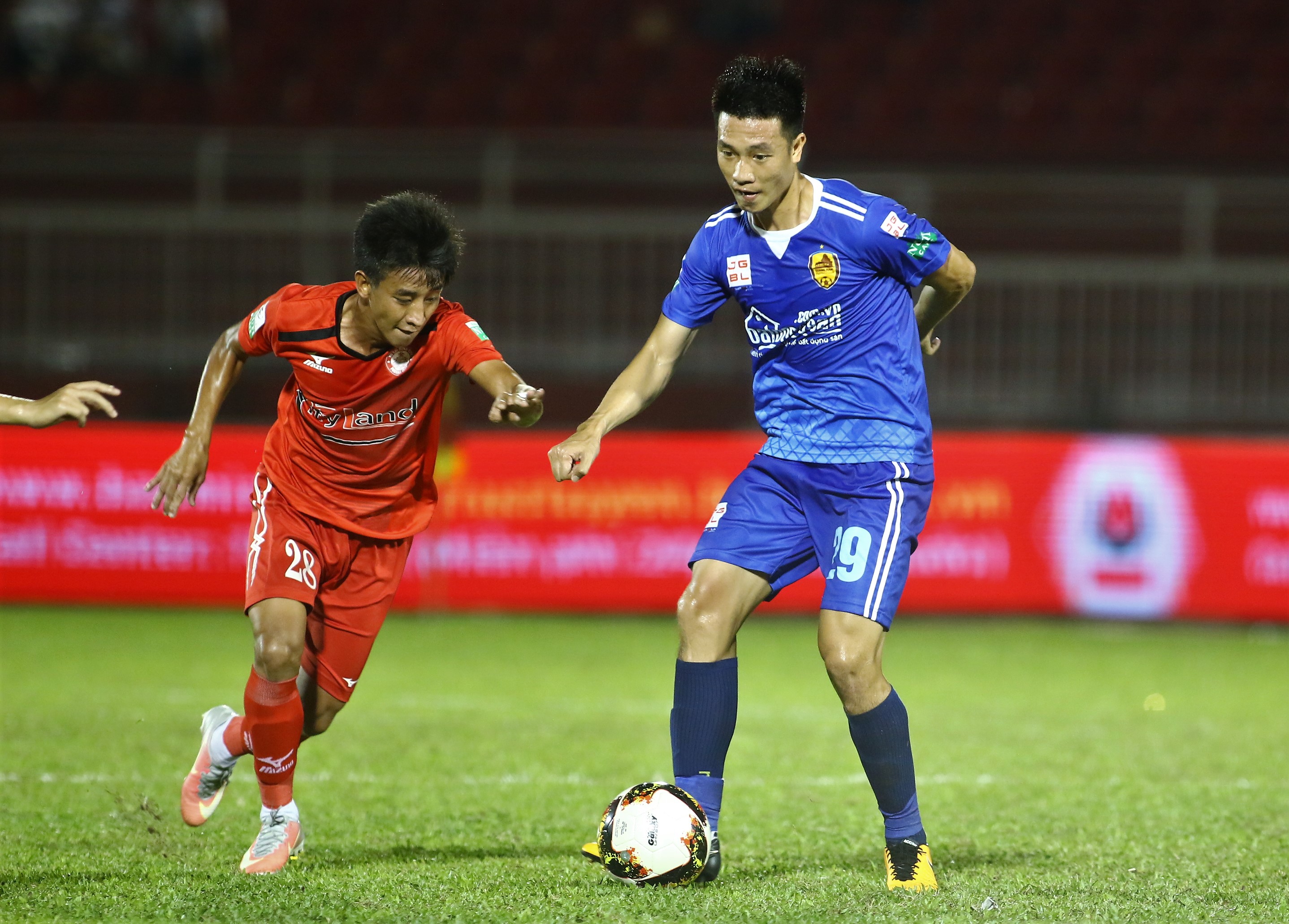 Tuy nhiên, sự thiếu vắng về mặt lực lượng khiến TP.HCM gặp khá nhiều khó khăn, ở thời điểm hiện tại đội bóng áo đỏ chỉ chiến đấu bằng tinh thần.