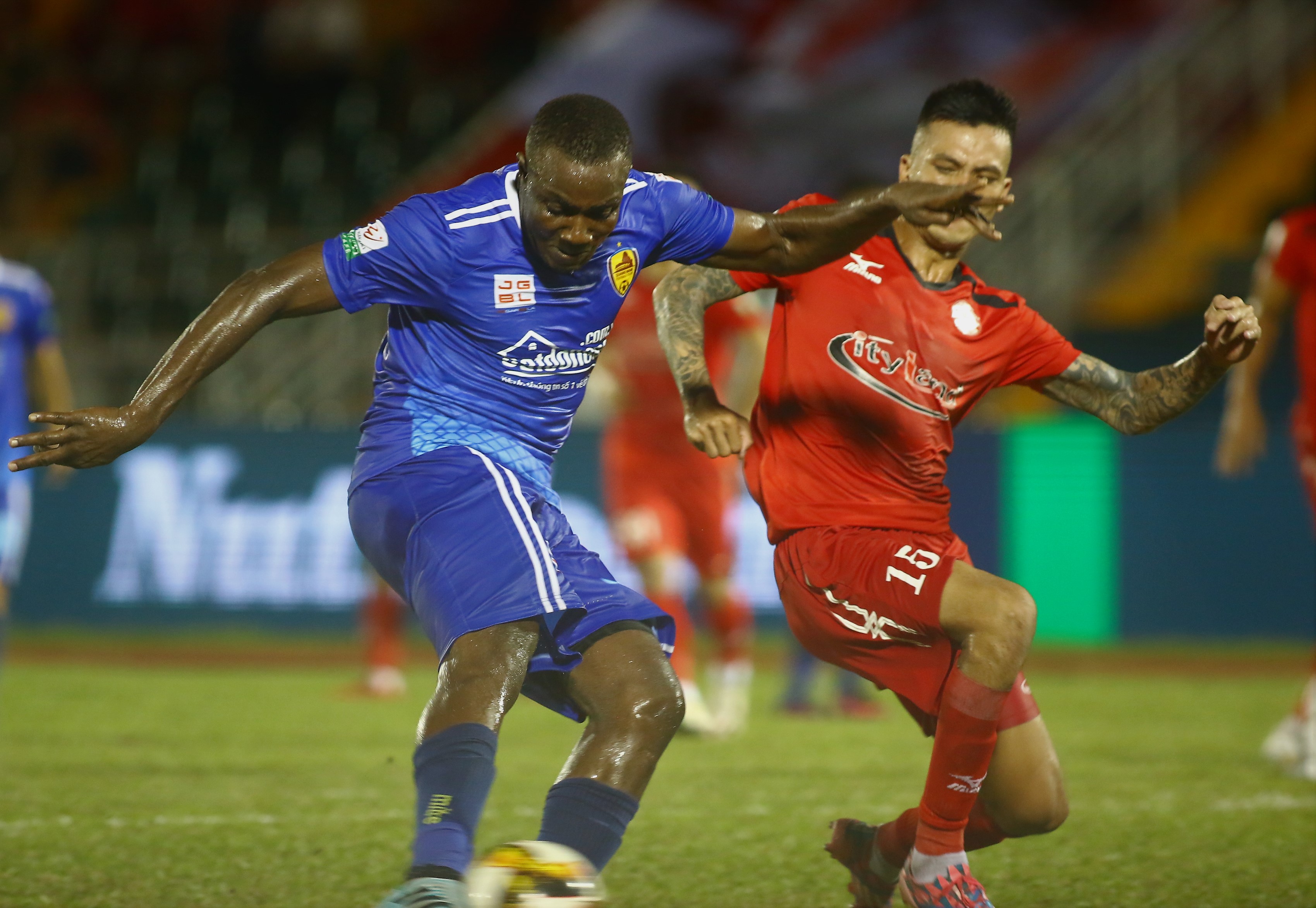 Nếu không may mắn, TP.HCM đã nhận bàn thua ở những phút đầu tiên của trận đấu. Nhưng may mắn thay những pha dứt điểm của đội bóng đến từ xứ Quảng vẫn không thể chiến thắng được thủ môn TP.HCM. Cả hai chấp nhận chia điểm 0-0 sau 90 phút thi đấu chính thức, đây cũng là điểm số đầu tiên của TP.HCM ở 4 vòng đấu gần đây nhất.