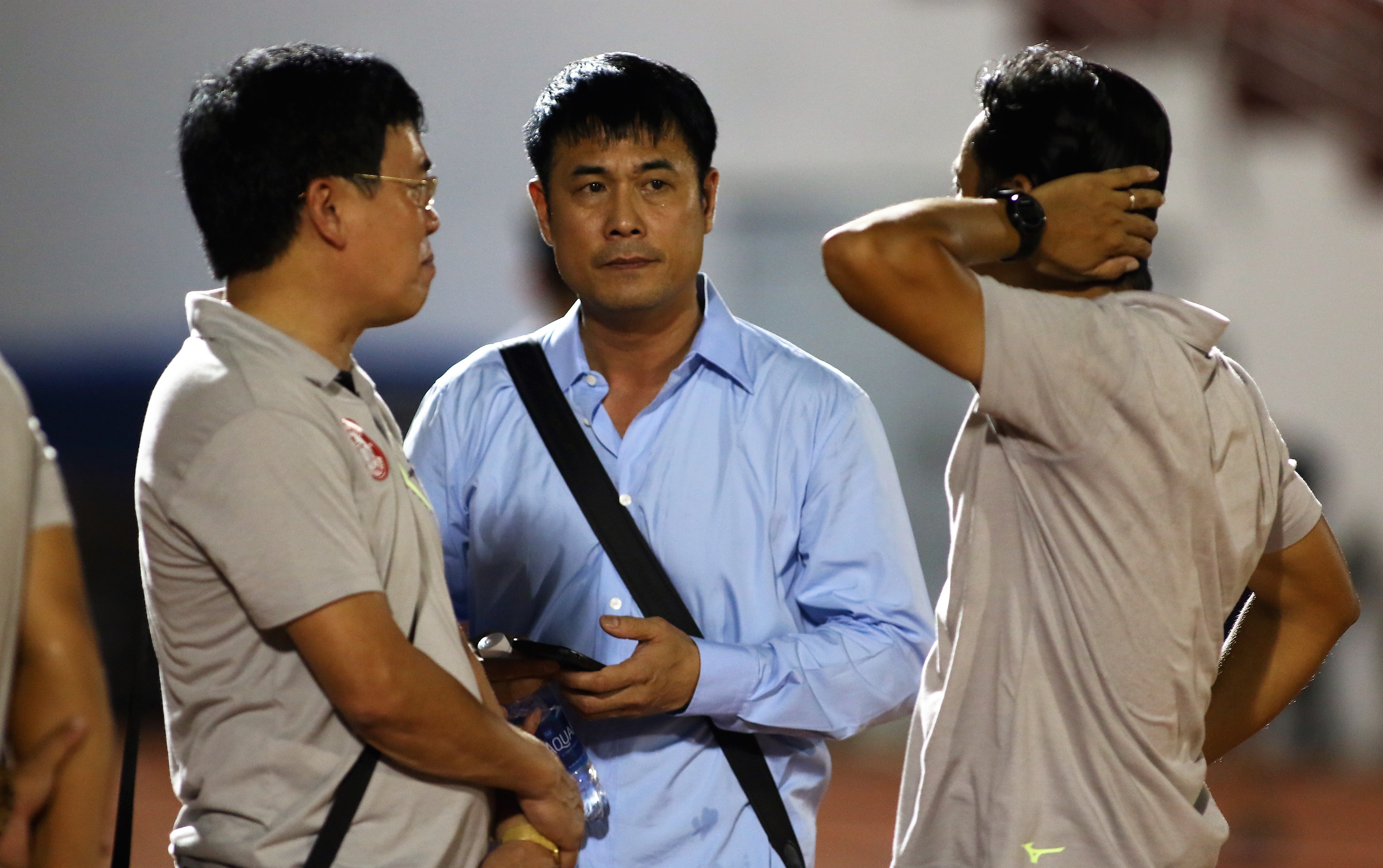 Ông Thắng tìm kiếm - chia sẻ thông tin với ban huấn luyện đội nhà.