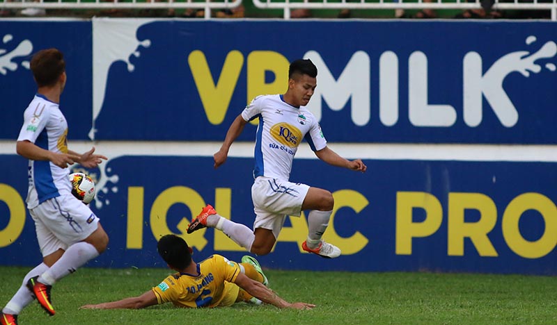 HGAL (trắng) đang có phong độ rất cao ở 5 vòng đấu gần đây tại V-League 2018. Ảnh: Đình Viên.