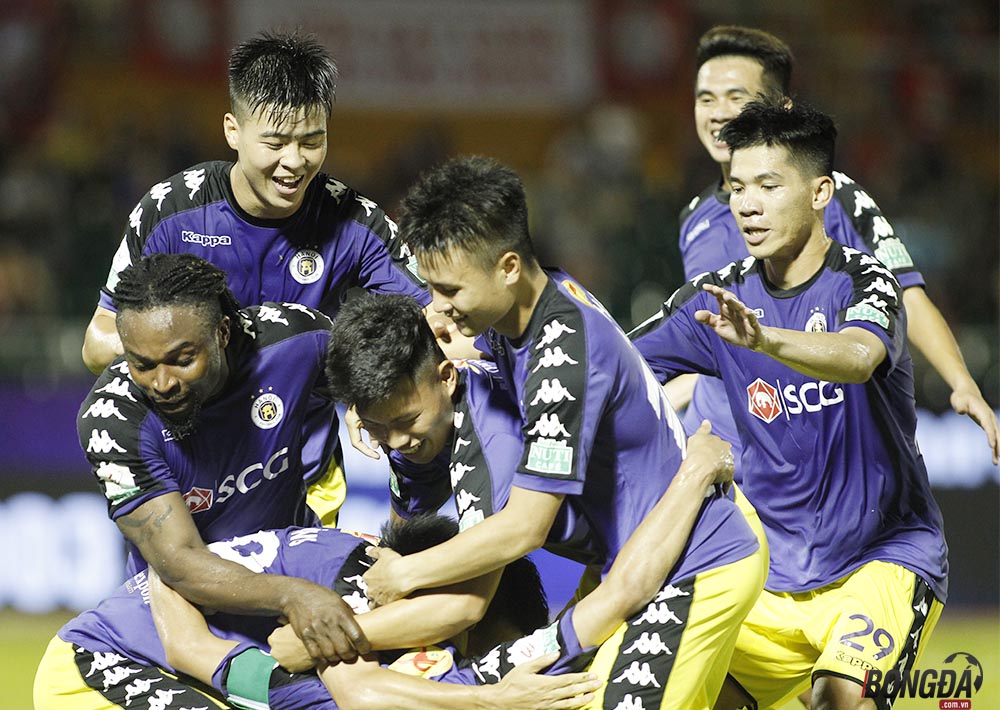 FLC Thanh Hóa đánh bại Hải phòng 2-0 để bay thẳng vào top 2, vậy nên chắc chắn Hà Nội FC buộc phải thắng ở trận đấu gặp Quảng Nam FC chiều nay trên sân Hàng Đẫy. Đang có đầy đủ binh hùng tướng mạnh, rất khó để cho thầy trò HLV Hoàng Văn Phúc làm nên điều kỳ diệu với đại diện bóng đá thủ đô.