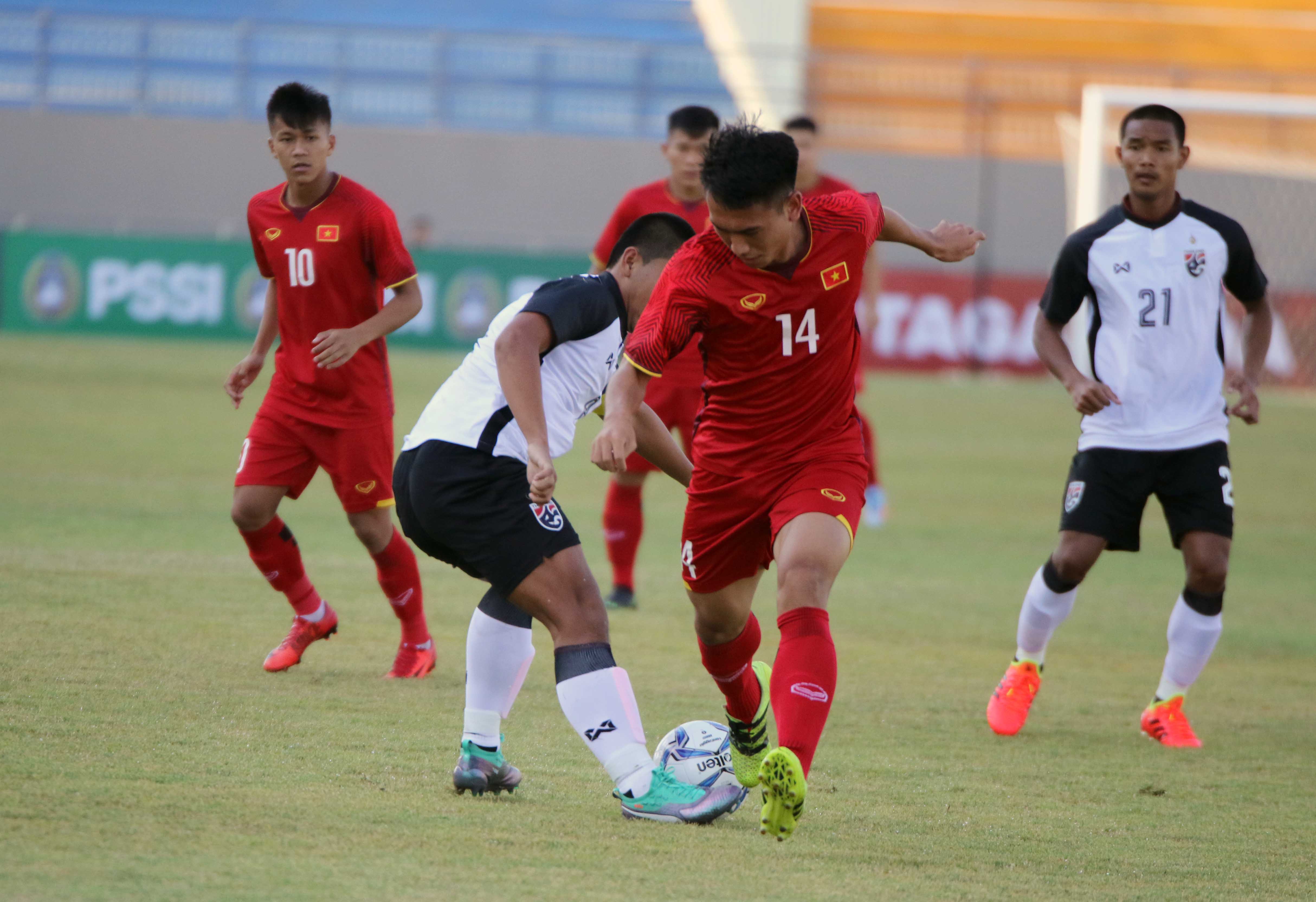 Ngay sau tiếng còi khai cuộc, U19 Việt Nam đã đẩy cao đội hình dồn ép U19 Thái Lan. Những cái tên như Hồng Sơn, Bảo Toàn, Mạnh Dũng,.. thi đấu đầy quyết tâm ở tuyến trên của U19 Việt Nam.