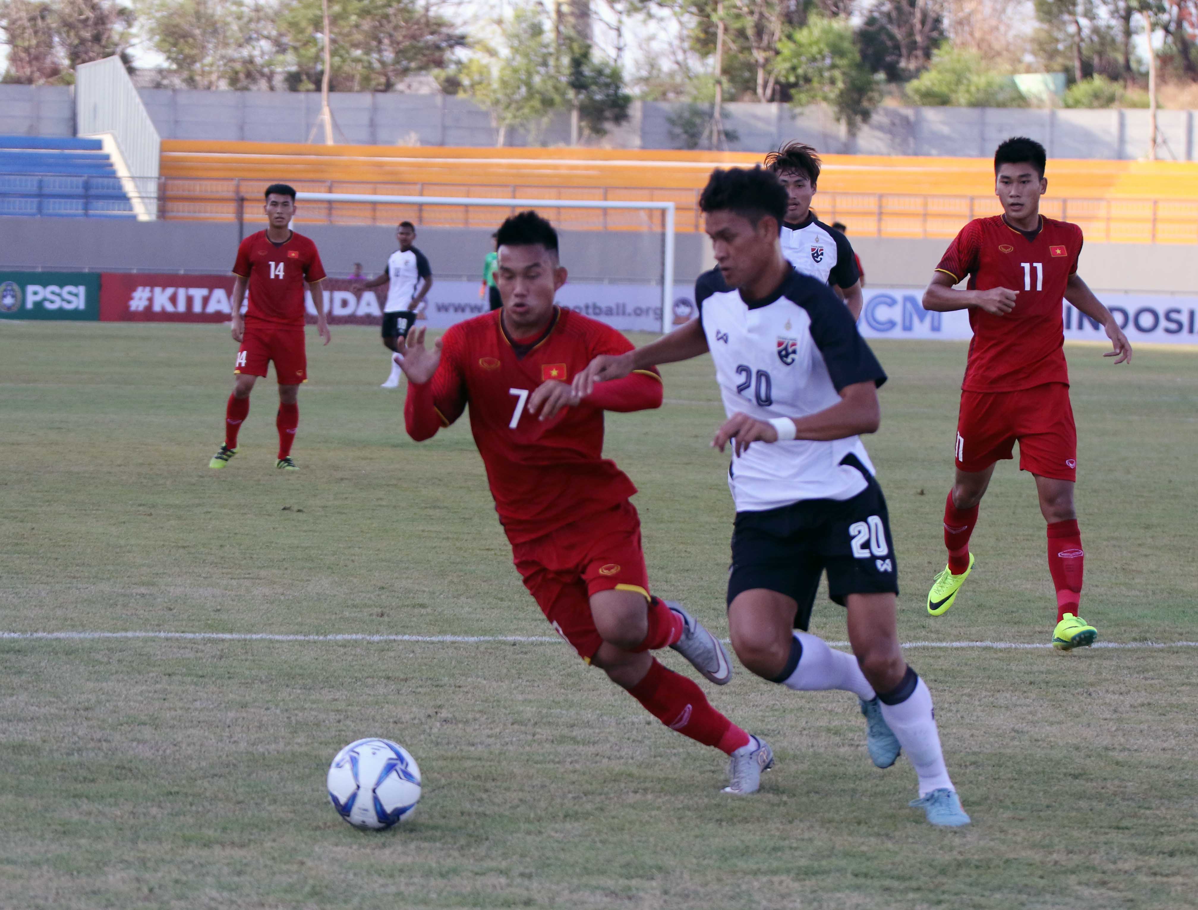 Hồng Sơn (7) ngoài nhiệm vụ đánh chặn ở giữa sân, cầu thủ thuộc biên chế Hà Nội FC còn thương xuyên dâng cao để cùng U19 Việt Nam tìm kiếm bàn thắng.