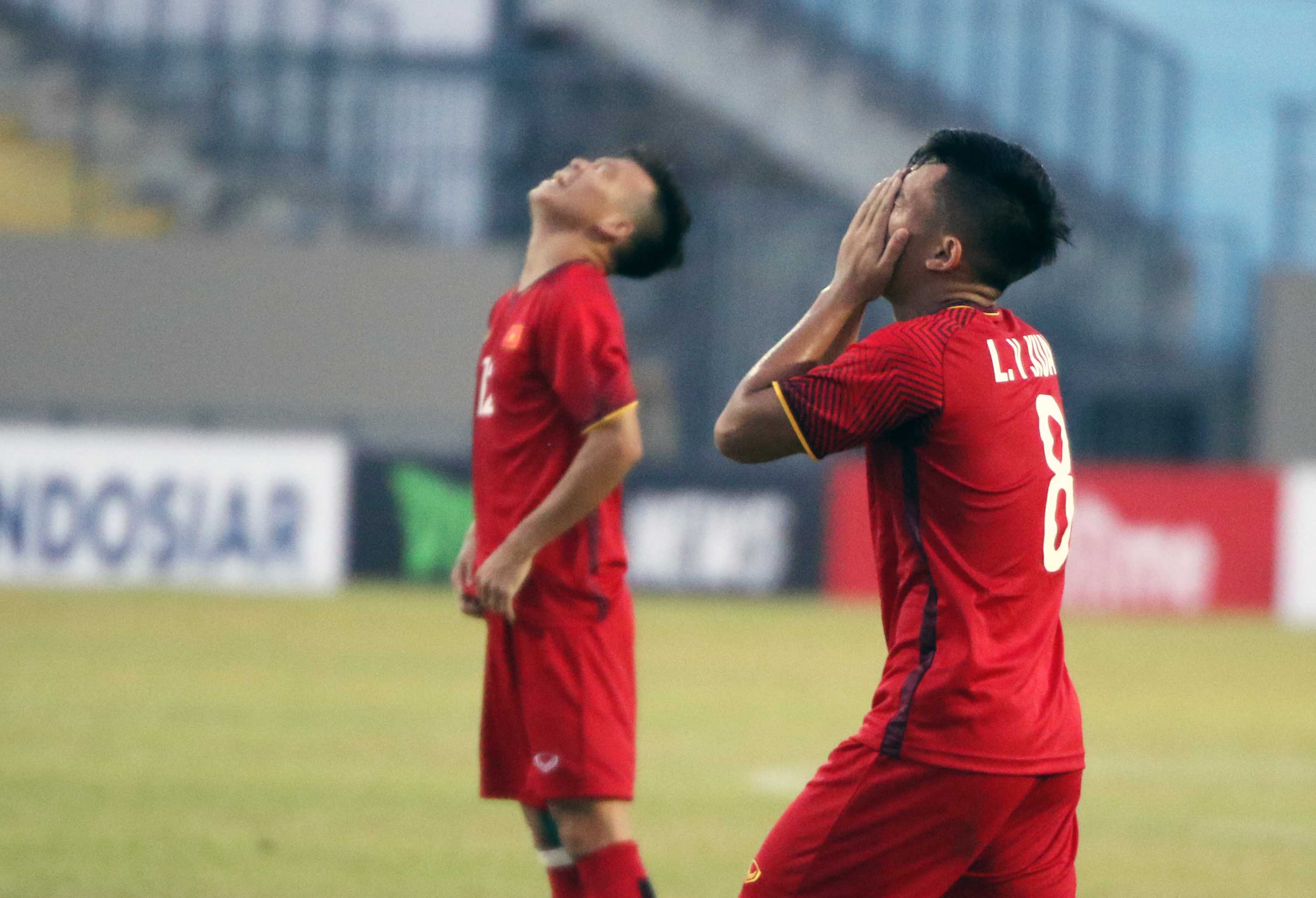 Vẻ mặt đầy tiếc nuối của các cầu thủ U19 Việt Nam khi tạo ra vô số cơ hội nhưng không thể xuyên thủng mành lưới Thái Lan.