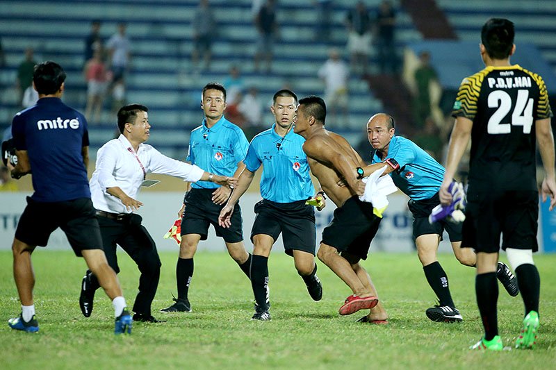 Ảnh bài viết Điểm tin bóng đá Việt Nam sáng 07/07: Hooligan Nam Định tấn công trọng tài