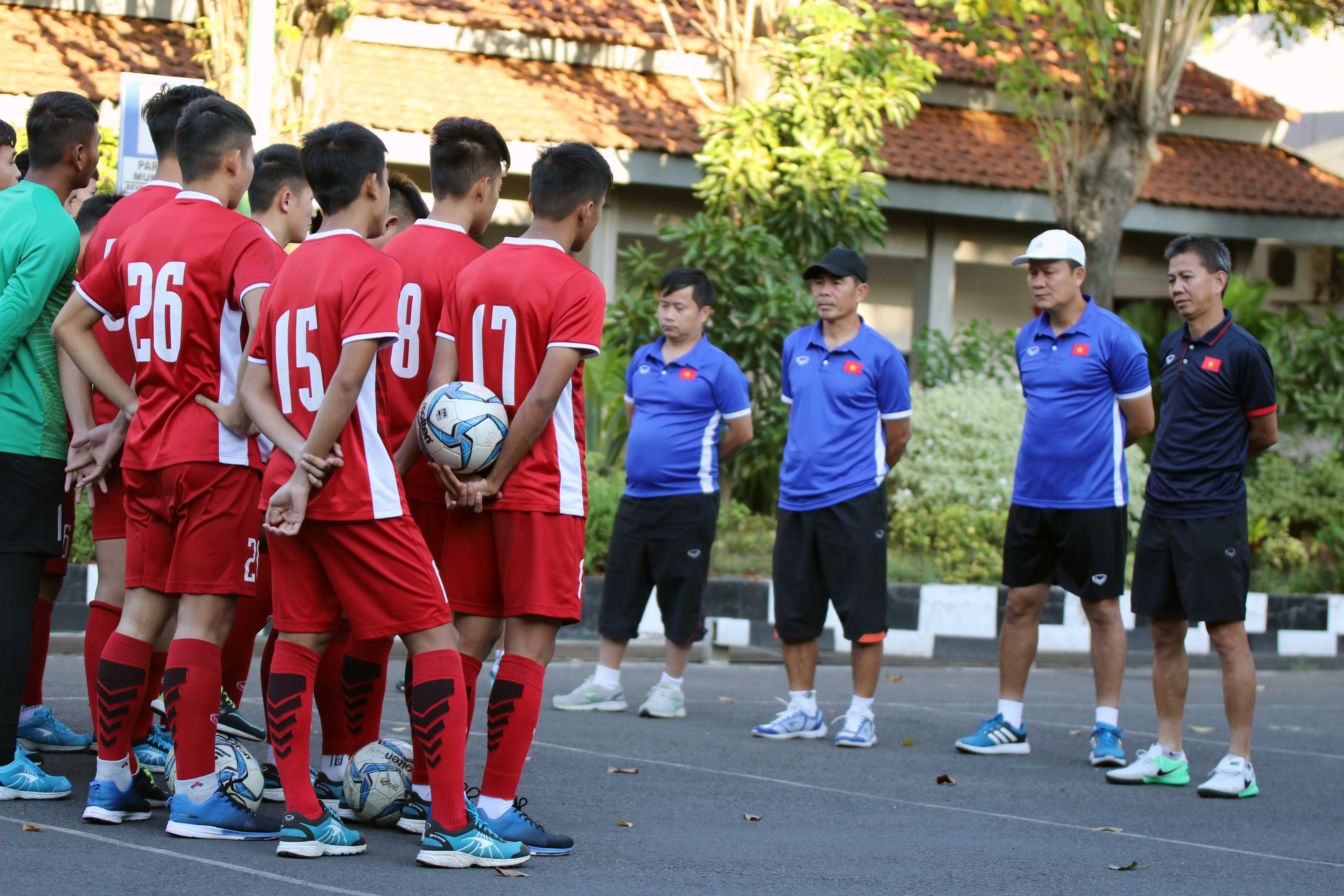 Chiều nay (8/7), ĐT U19 Việt Nam đã có buổi tập hồi phục, chuẩn bị cho trận đấu gặp U19 Singapore trong khuôn khổ lượt trận cuối cùng của bảng A giải vô địch U19 Đông Nam Á 2018.