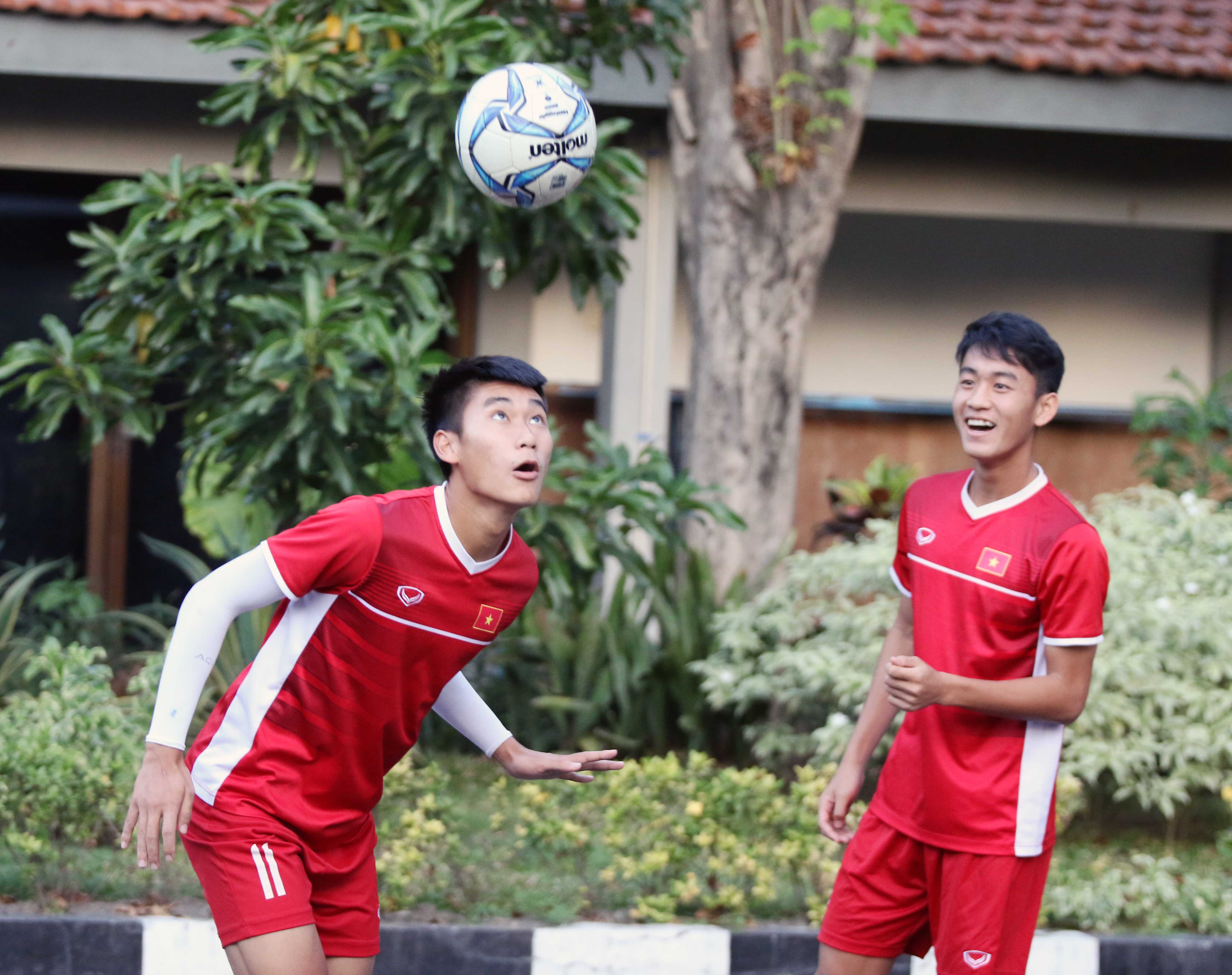 Theo thông báo mới nhất của AFF, nhằm đảm bảo tính chất fair-play của giải, trận đấu giữa U19 Việt Nam gặp U19 Singapore và trận đấu giữa U19 Indonesia gặp U19 Thái Lan sẽ diễn ra cùng diễn ra vào 19h30 tối mai thay vì 15h30 và 19h30 như lịch ban đầu. Sau thất bại trước Indonesia, U19 Việt Nam đã không còn tự quyết định được cơ hội của mình.