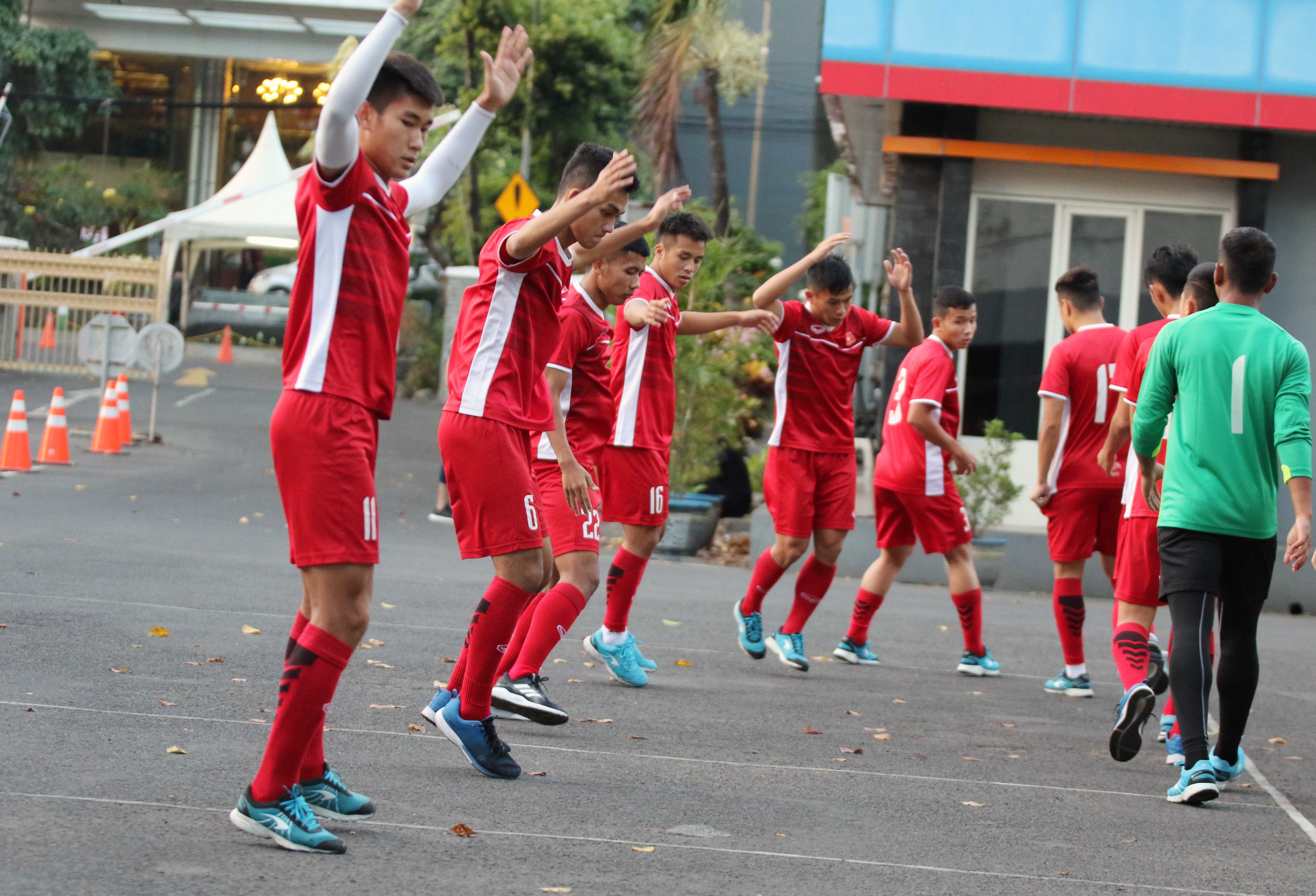 Trước cuộc chạm trán với U19 Singapore ở trận đấu cuối cùng của bảng A, HLV Hoàng Anh Tuấn cho hay: "Chúng ta còn 1 trận nữa tại vòng bảng. Tôi không quan tâm đến việc Indonesia có thắng được Thái Lan hay không, tôi chỉ quan tâm đến sự thể hiện của các bạn trong trận đấu gặp Singapore ngày mai."