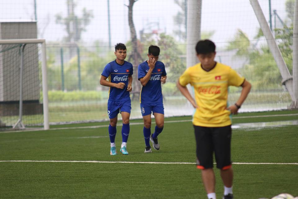 Tiền vệ Phạm Xuân Mạnh chưa thể tập cùng đồng đội sau hai ngày hội quân. Ảnh: Nhất Huy.