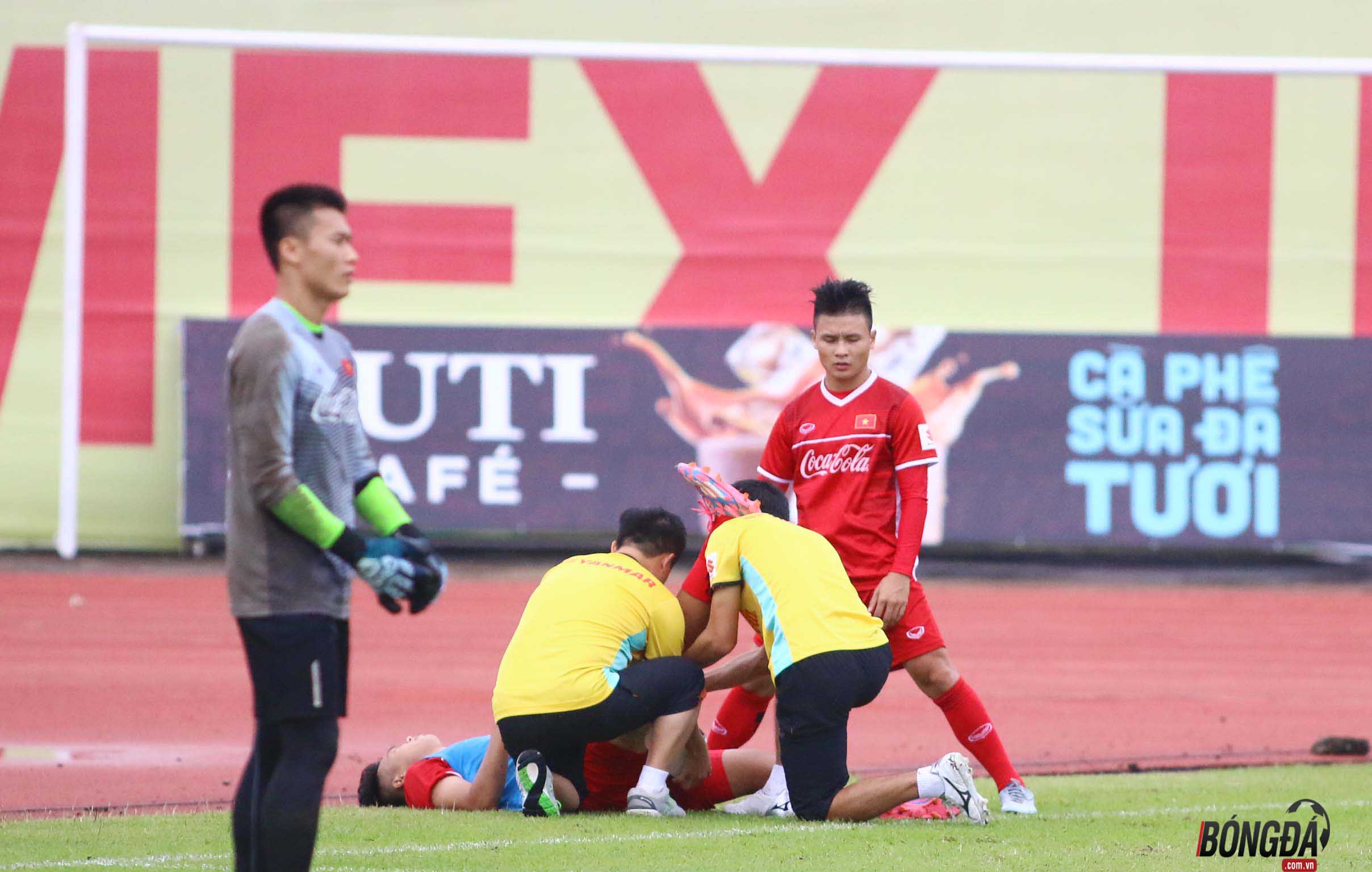 Ảnh bài viết U23 Việt Nam chuẩn bị ASIAD 2018: Quang Hải tập ngoài, Thành Chung chấn thương