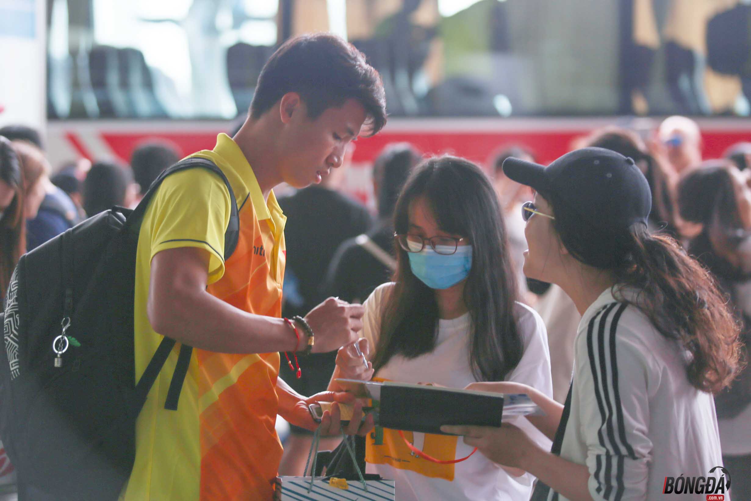 Ảnh bài viết Fan đổ bộ lên sân bay, U23 Việt Nam chính thức lên đường chinh phục ASIAD 2018