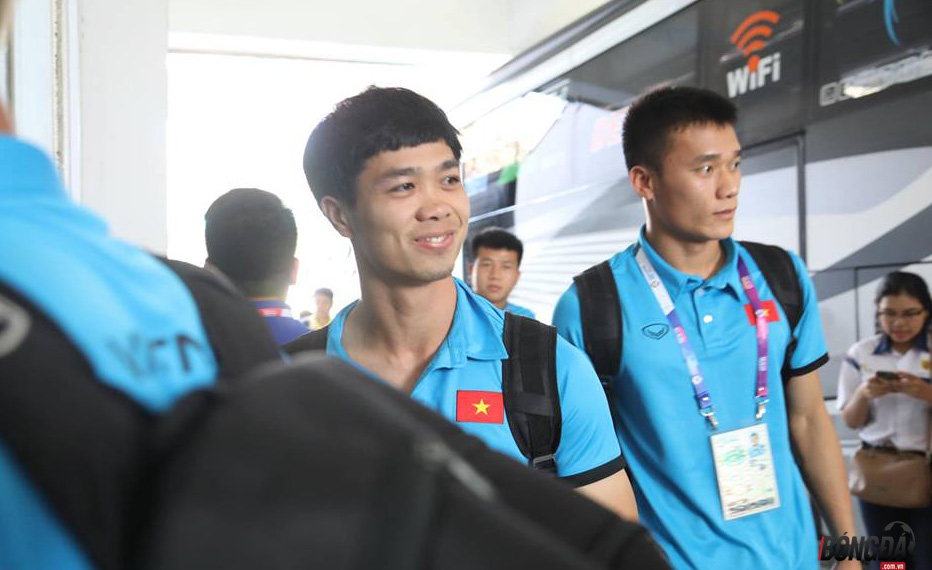 Công Phượng dự bị.