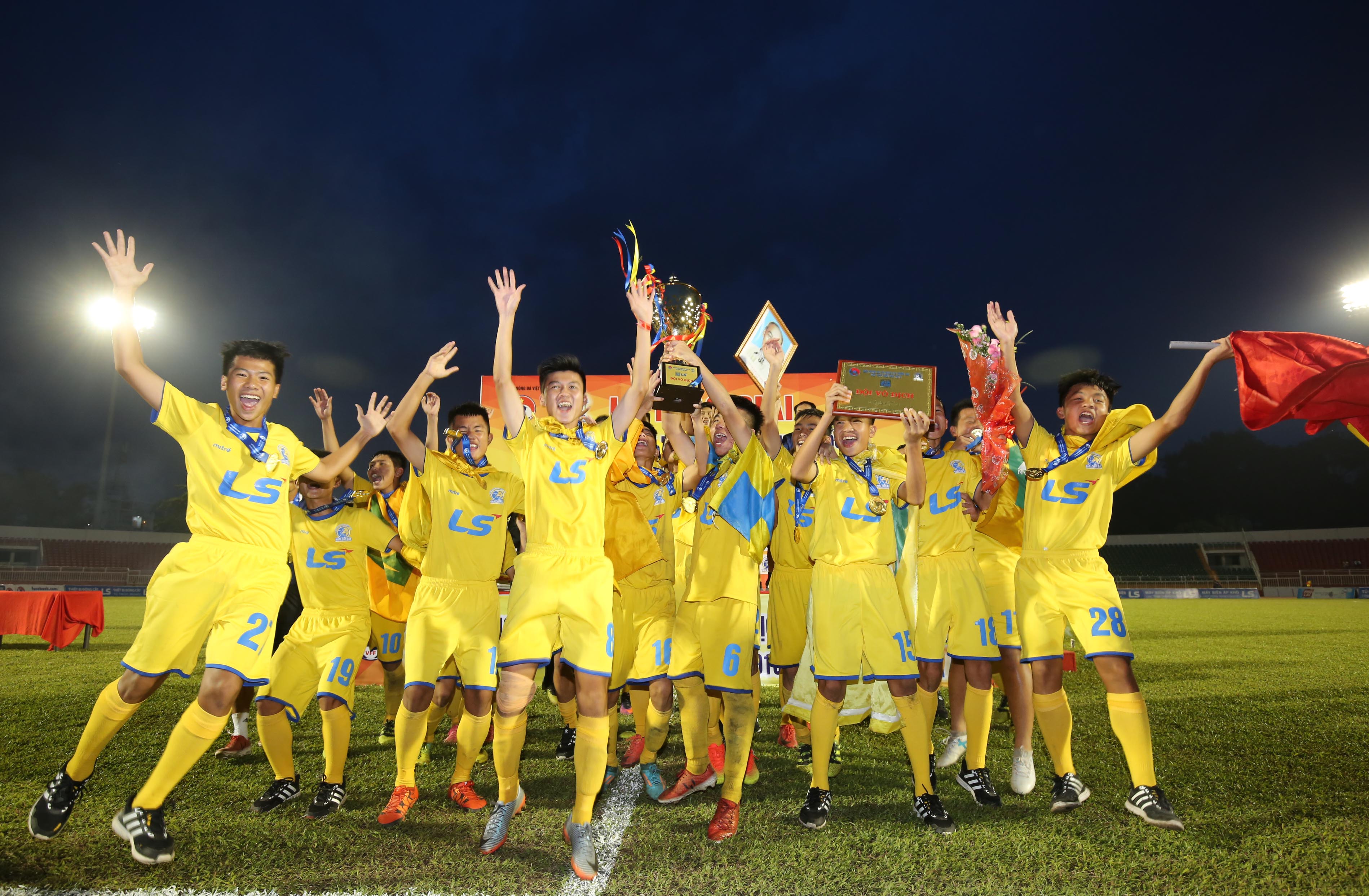 Thắng nghẹt thở Viettel 5-4 trên chấm phạt đền U15 Viettel lên ngôi vô địch.