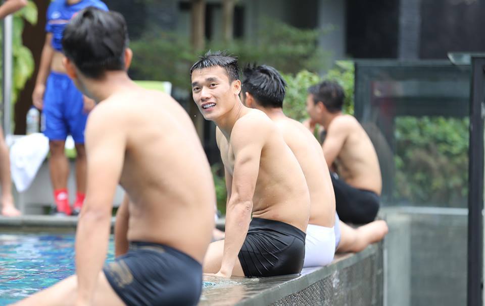 Trưa ngày 30/8, các cầu thủ U23 Việt Nam có buổi thả lỏng ở hồ bơi khách sạn Aston Sentul (Bogor - Indonesia). Dù đã thi đấu hết mình nhưng thầy trò HLV Park Hang-seo không thể vượt qua U23 Hàn Quốc và chấp nhận  thất bại 1-3.
