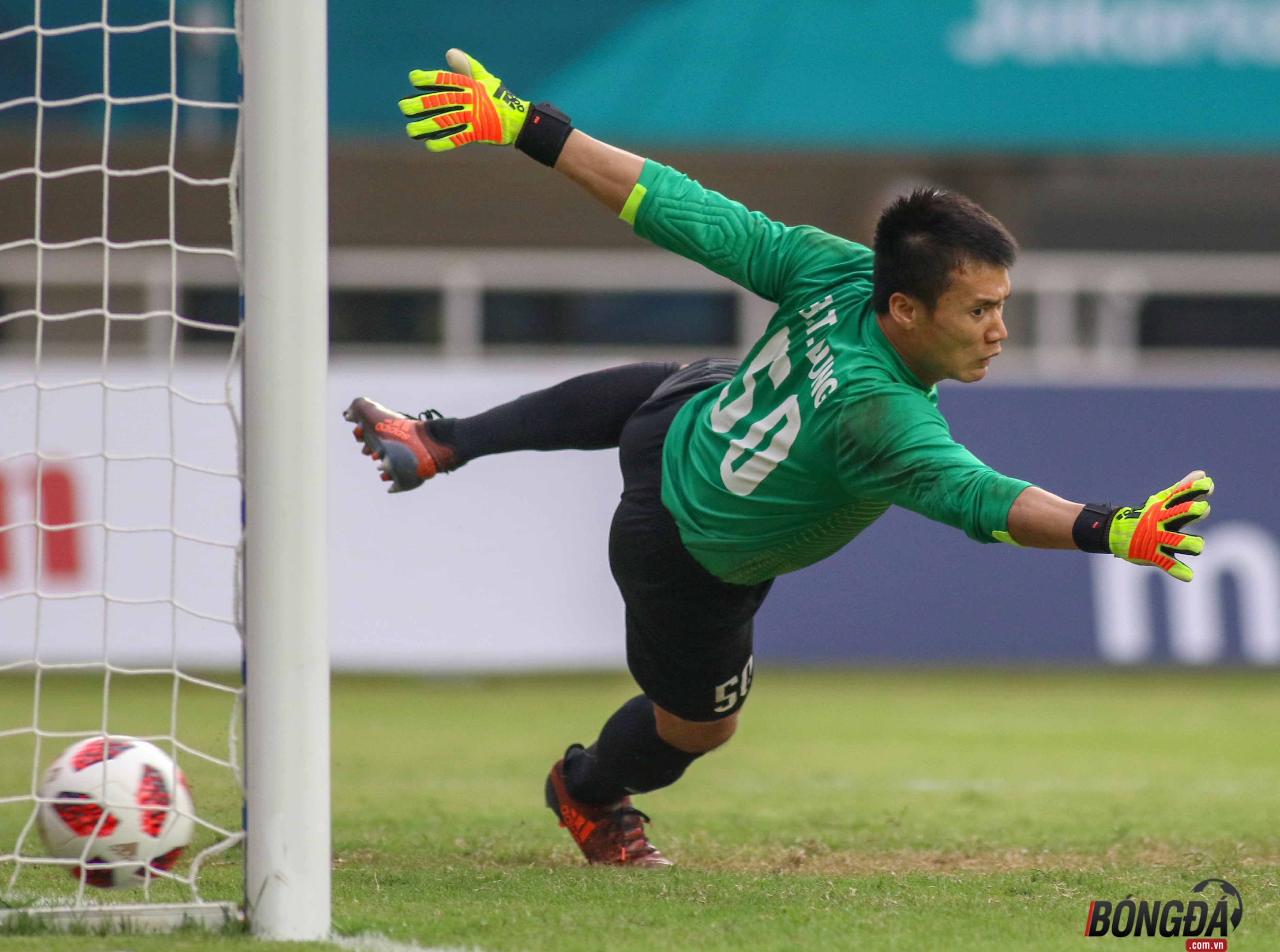 Tại VCK U23 châu Á 2018 hồi tháng 1, U23 Việt Nam đã rất nhiều lần vượt qua những đối thủ nặng ký trên chấm luân lưu 11m với sự xuất sắc của thủ môn Bùi Tiến Dũng. Tuy nhiên, ở trận tranh hạng ba với UAE, chúng ta không thể vượt qua đối thủ trên loạt đấu súng định mệnh.