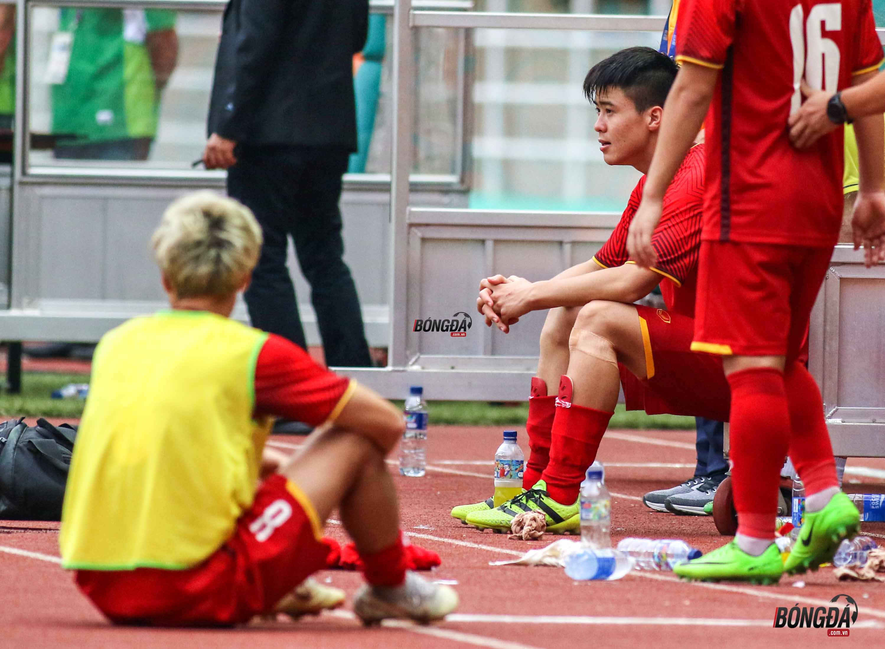 Văn Toàn và Duy Mạnh thất thần sau loạt đấu súng kết thúc.