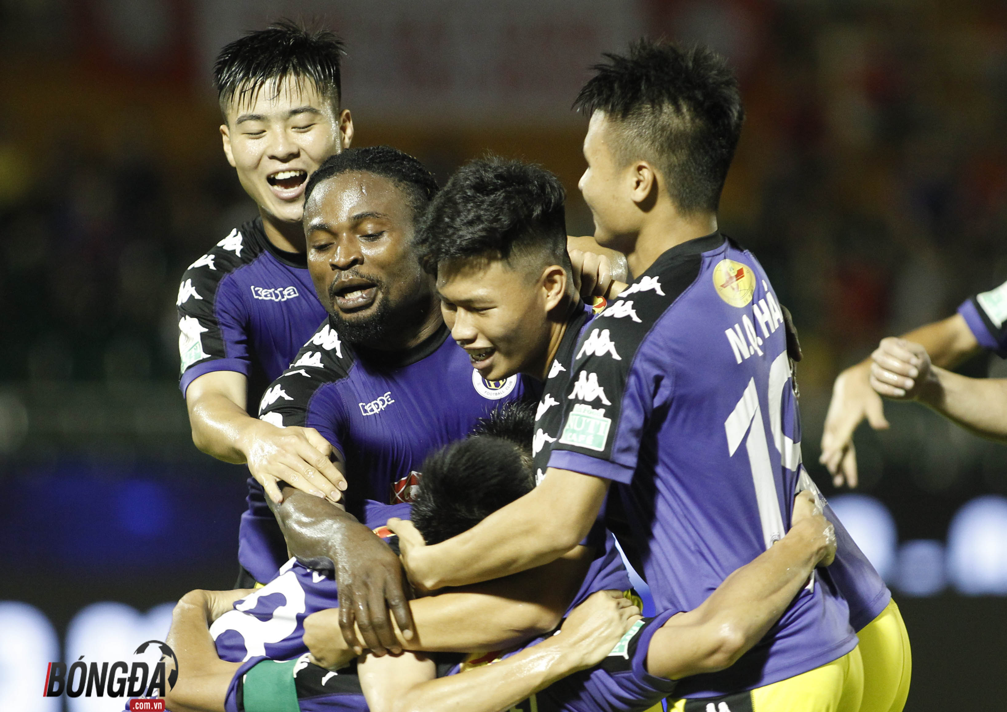 Hà Nội FC đã chính thức đăng quang ngôi vô địch trước 5 vòng đấu ở V-League 2018. Ảnh: Đình Viên.