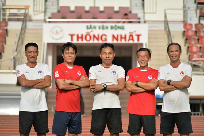 Trọng tài Khoa (ngoài cùng phải) qua đời vì tai nạn giao thông.