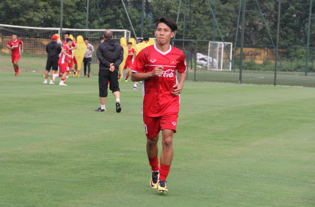 Hậu vệ Phan Quốc Chí (S. Khánh Hòa) là một trong những tân binh của ĐT Việt Nam. Quốc Chí là mẫu cầu thủ đa năng, anh có thể chơi ở nhiều vị trí khác nhau trong màu áo CLB S Khánh Hòa. Điểm mạnh nhất của Quốc Chi đó là thể lực. Đáng tiếc là hậu vệ đang khoác áo đội bóng phố biển phải chia tay ĐT Việt Nam sau khi trở về từ Hàn Quốc.