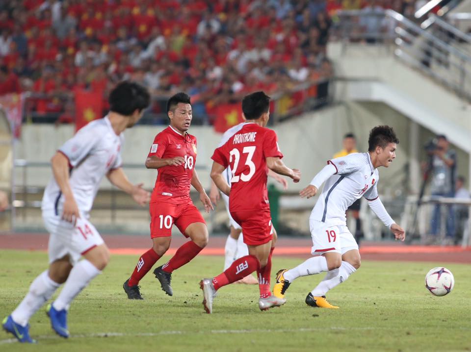 Có được bàn thắng sớm, tinh thần và tâm lý của ĐT Việt Nam khá tốt. Họ thường xuyên thay đổi lối chơi, phương án tấn công từ việc triển khai bóng ở trung lộ, hai biên và những pha bóng bổng được đưa vào khung thành ĐT Lào.