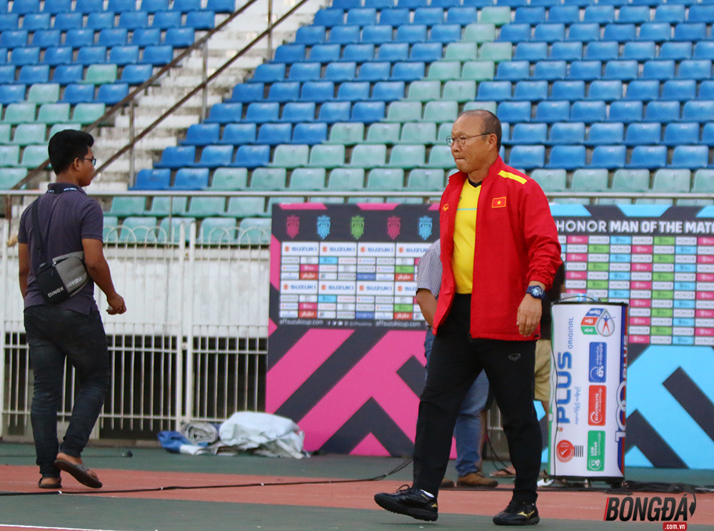 Chiều ngày 19/11, thầy trò HLV Park Hang-seo có buổi tập chính thức trên sân chính Thuwana Yangon, SVĐ sẽ diễn ra trận đấu giữa ĐT Việt Nam gặp ĐT Myanmar.