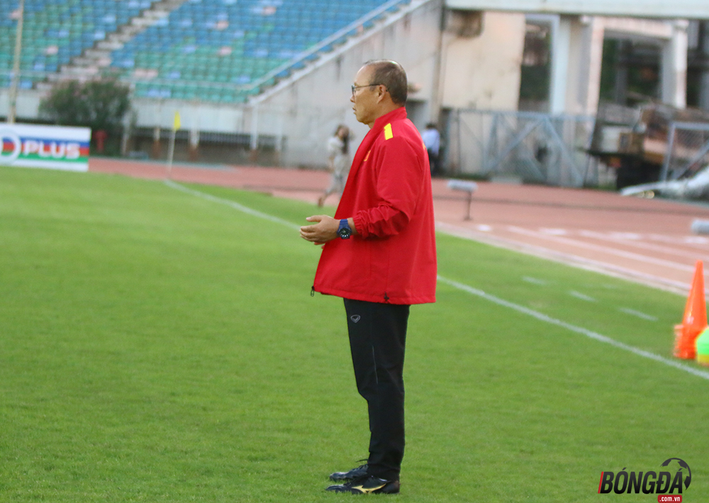 Ngay sau khi có mặt trên sân, HLV Park Hang-seo nhìn đồng hồ và bước lại một góc ngay trước khu kỹ thuật của đội tuyển Việt Nam, ông đứng trang nghiêm để cầu nguyện 1 điều gì đó.