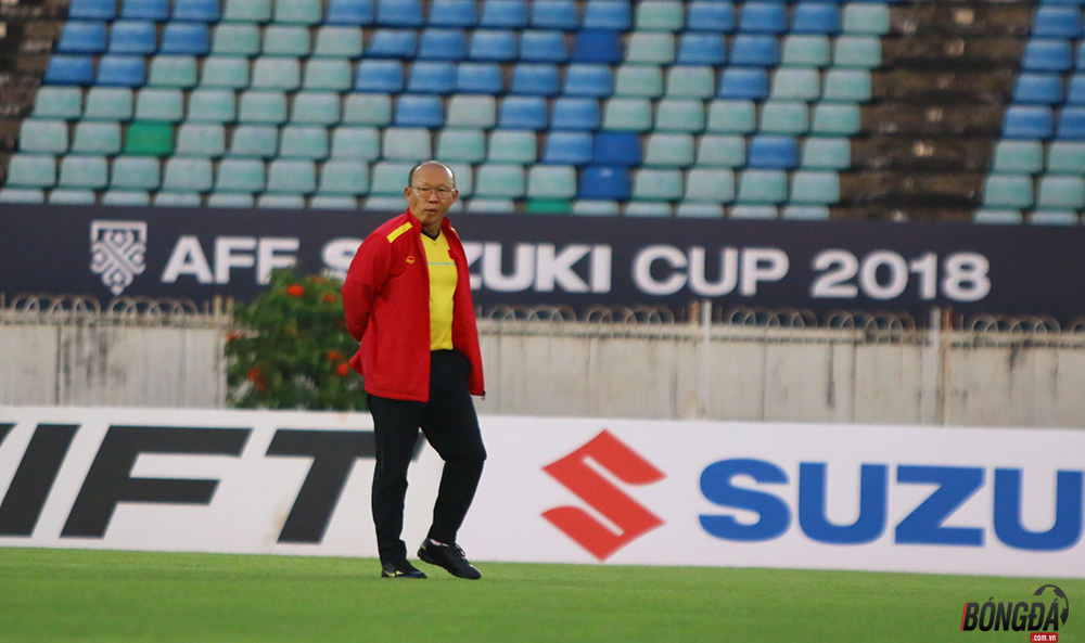 Sau khi cầu nguyện khoảng gần 1 phút, thầy Park như thường lệ đi kiểm tra mặt cỏ của sân Thuwana.