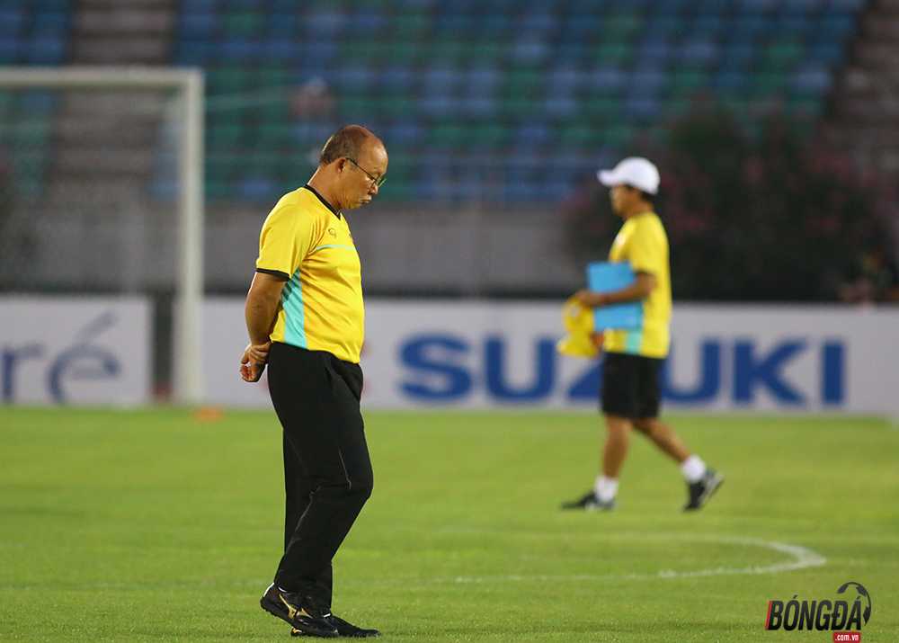 HLV Park Hang-seo khá trầm ngâm, thậm chí suy tư cho trận đấu ngày mai, ông đang nghĩ kế khắc chế sức mạnh của đối phương.