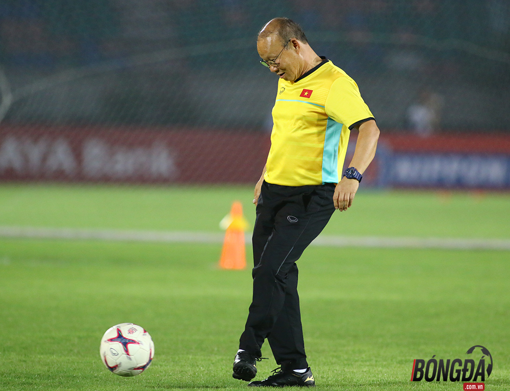 Trong khi đội bóng đang khởi động thì HLV Park Hang-seo cùng các trợ lý của mình đùa vui cùng trái bóng.