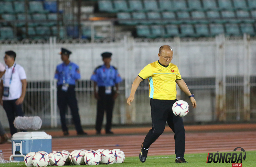 Do yêu cầu của ban huấn luyện các phóng viên chỉ được tác nghiệp 15 phút đầu buổi tập, nên khi diễn ra phần tập luyện chiến thuật của đội thì giới truyền thông buộc phải di chuyển ra ngoài.