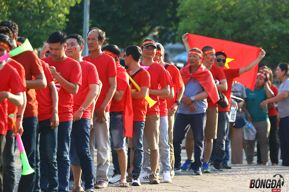 CĐV đang xếp hàng vào sân.