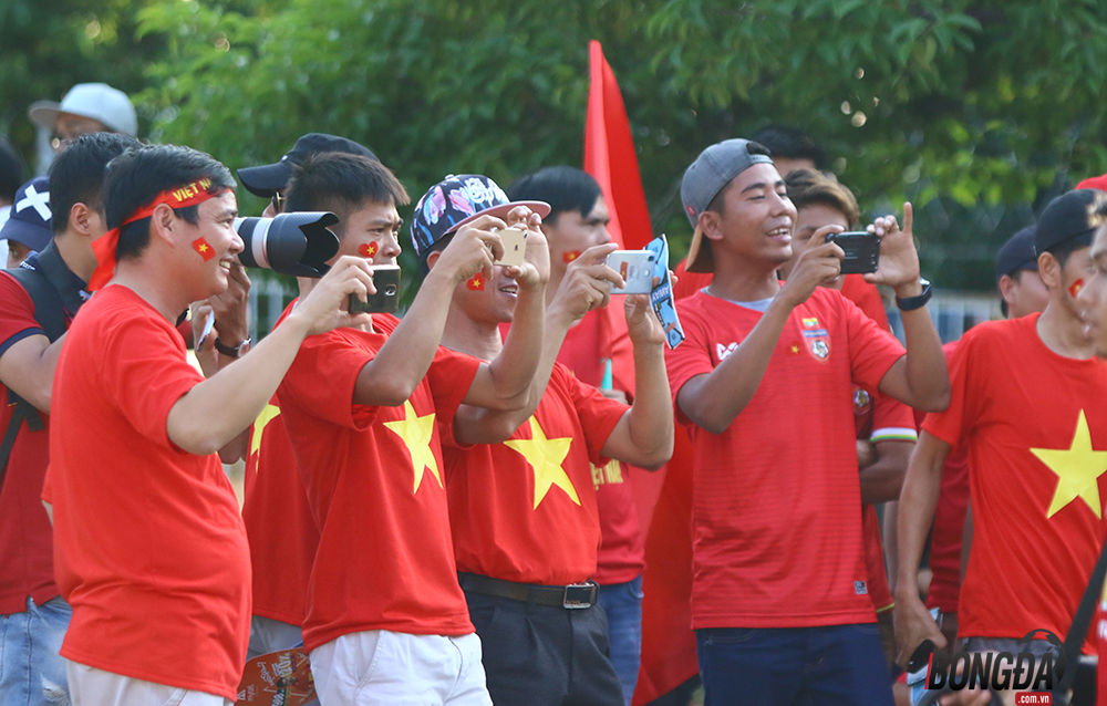 Tâm trạng háo hức của các CĐV.