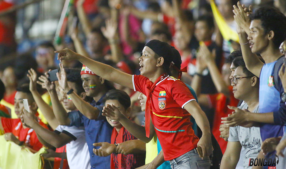 Ảnh bài viết "Chết hụt" trước ĐT Việt Nam trên sân nhà, CĐV Myanmar ăn mừng như thể đánh bại nhà vô địch