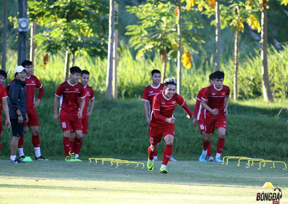 Hồng Duy và các đồng đội cho thấy sự hào hứng và vui vẻ trong buổi tập đầu tiên của ĐT Việt Nam trên đất Philippines.