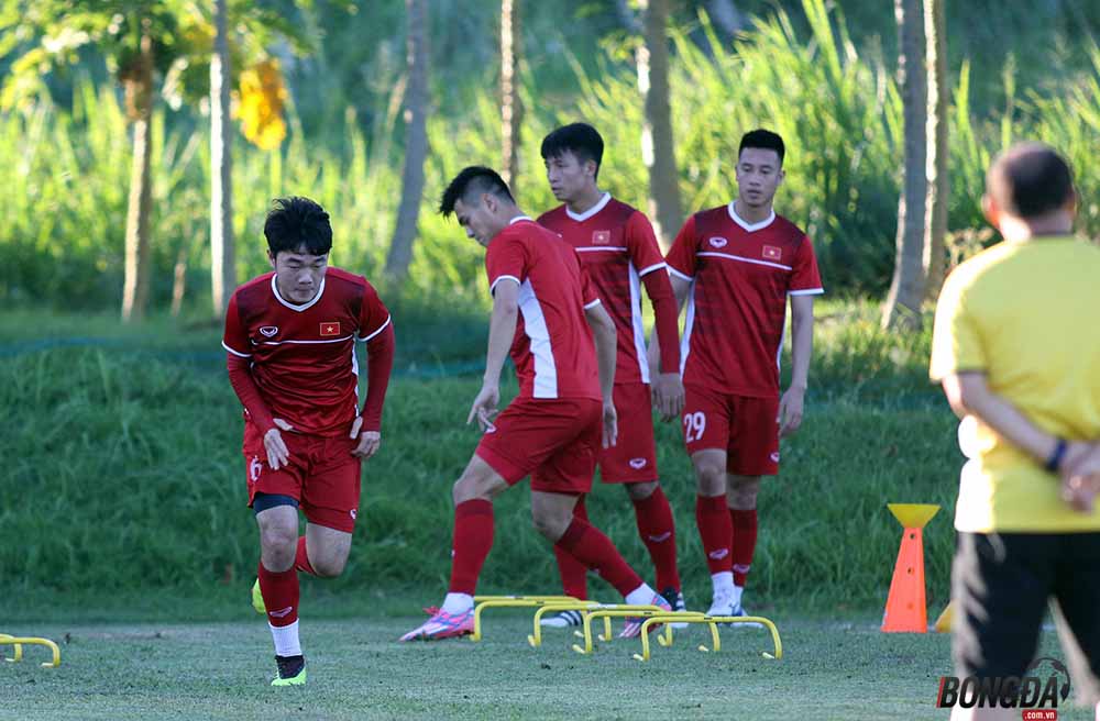 HLV Park Hang-seo thị phạm học trò ngay trong buổi tập.