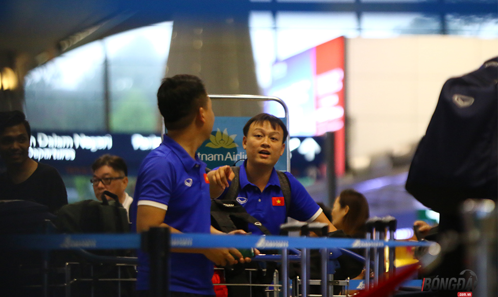 Thành viên ban huấn luyện và các bộ truyền thông Liên đoàn bóng đá Việt Nam đã có mặt trên sân bay. Ảnh: Đình Viên.