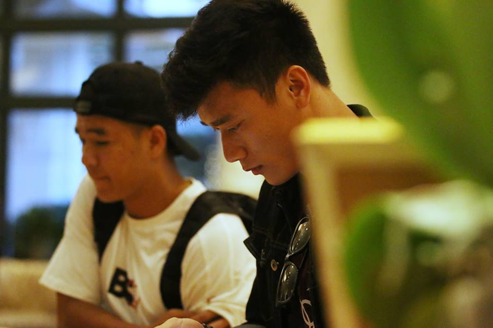 Lúc tập luyện trên sân cỏ cũng như ở ngoài đời, cây hài Đức Chinh luôn sát cánh chia sẻ buồn vui cùng với Dũng gôn.