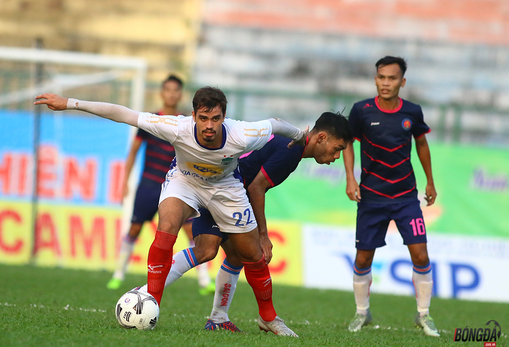 Trở lại với diễn biến trận đấu HAGL chạm trán Sài Gòn FC, trong 45 phút đầu tiên hai đội chơi cầm chừng, chủ yếu các tình huống tranh chấp diễn ra ở khu vực giữa sân và không có quá nhiều phá bóng nguy hiểm được cả hai tạo ra.