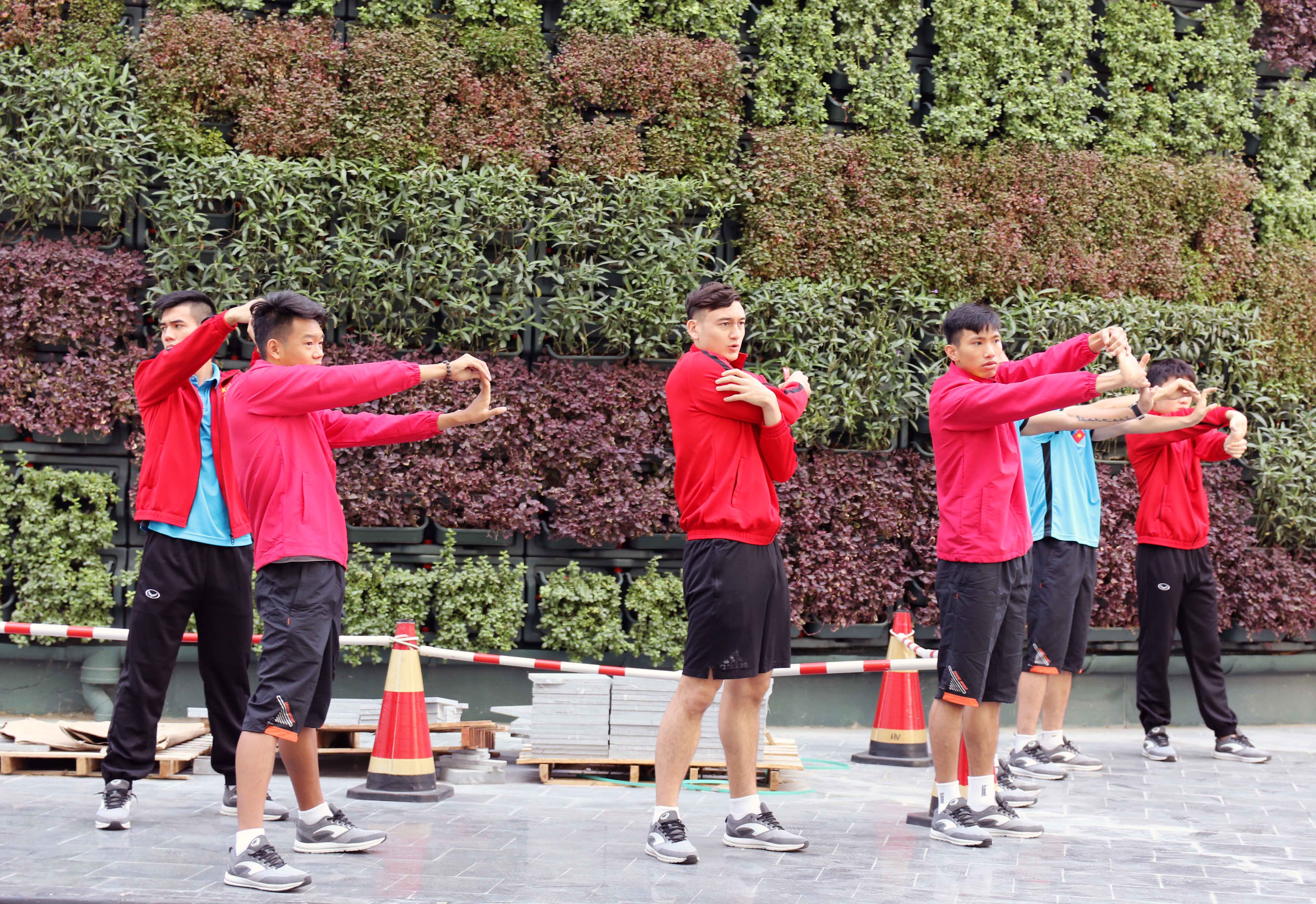 17h00 chiều nay (21h giờ VN) đội sẽ có buổi tập đầu tiên trong đợt tập huấn tại Qatar. Thời tiết tại Doha khá mát mẻ với nhiệt độ dao động từ 18 đến 25 độ C. Tuy nhiên, do là vùng sa mạc nên độ ẩm thấp, khô hanh.