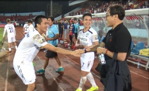 Ảnh bài viết Trợ lý thầy Park xuống sân Lạch Tray động viên Tuấn Anh