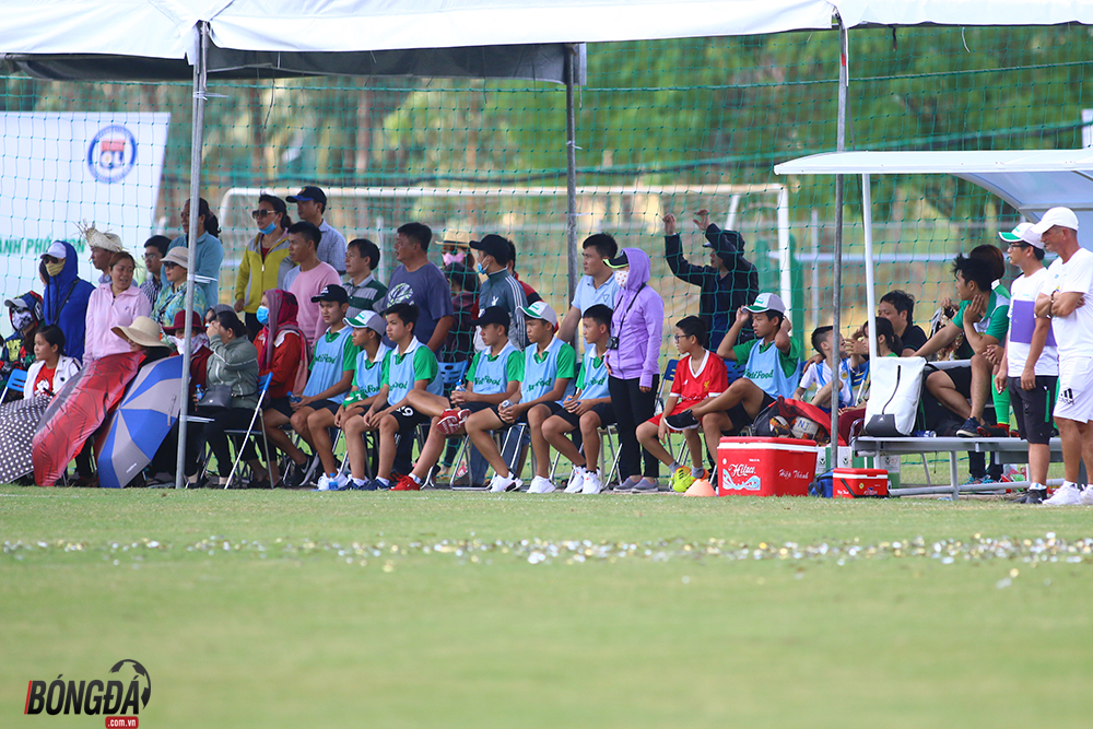 Các cầu thủ U16 Nutifood theo dõi trận giao hữu với U16 Lyon TP.HCM sáng 14/4.
