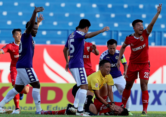 Thiện Đức được trọng tài chính Ngô Duy Lân sơ cứu kịp thời trên sân Gò Đậu. Ảnh: Huyền Đông.